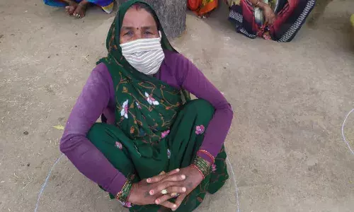 In 7 UP districts, no screening at borders, no physical distancing, 1000s of migrants on the move In 7 UP districts, no screening at borders, no physical distancing, 1000s of migrants on the move